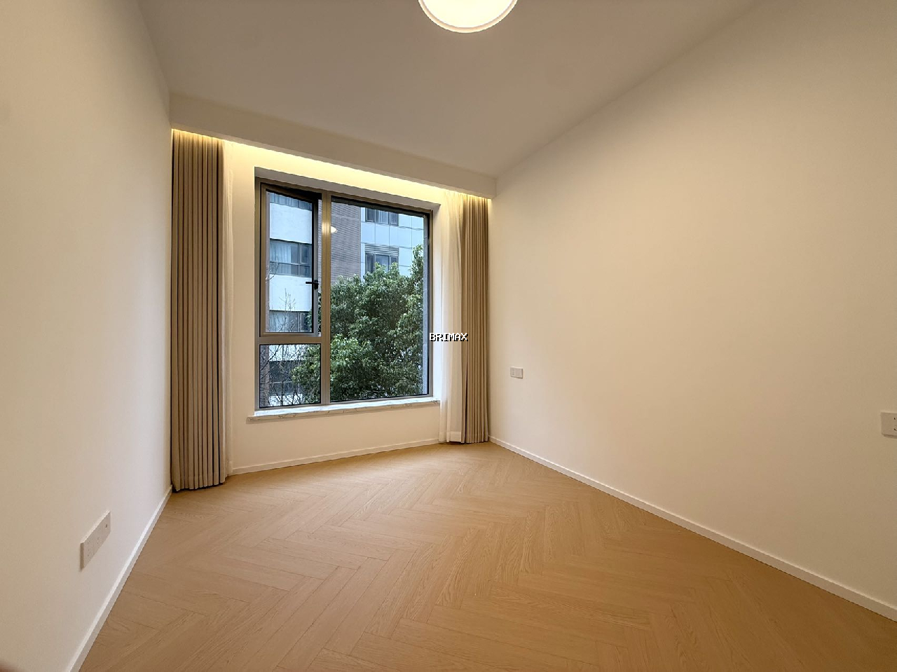 Royal Garden - Image 9